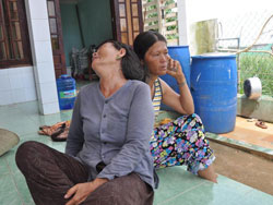 Nghe tin con, cháu còn s?ng, nh?ng v?n ch?a h?t bu?n lo - ?nh: P.A